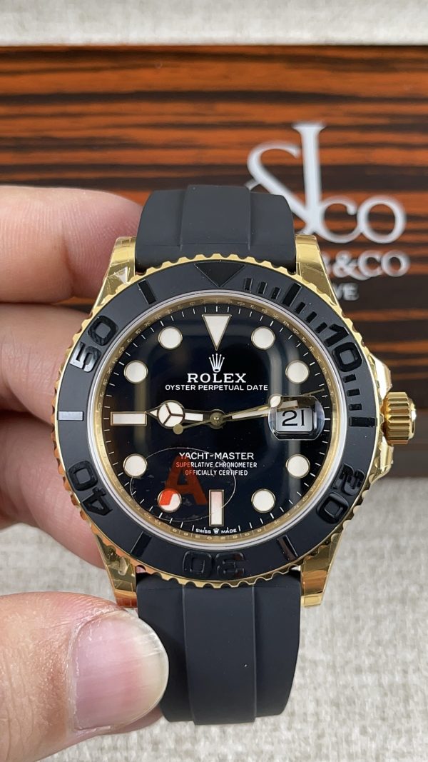 VSファクトリー製 ロレックス ヨットマスター 42mm イエローゴールド ブラック文字盤 セラミックベゼル オイスターフレックス ストラップ (226658) 1:1スーパークローン - 丹東3235ムーブメント搭載