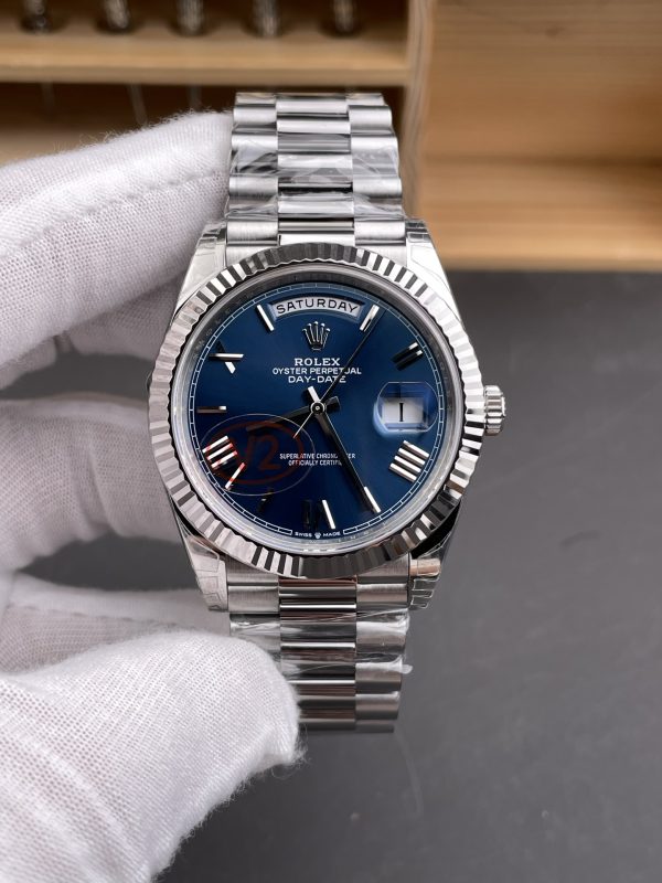 VSファクトリー製 (V2) ロレックス デイデイト 40mm ブルー サンバースト ローマ文字盤 フルーテッドベゼル プレジデントブレスレット (228239) 1:1スーパークローン - 丹東3255ムーブメント搭載