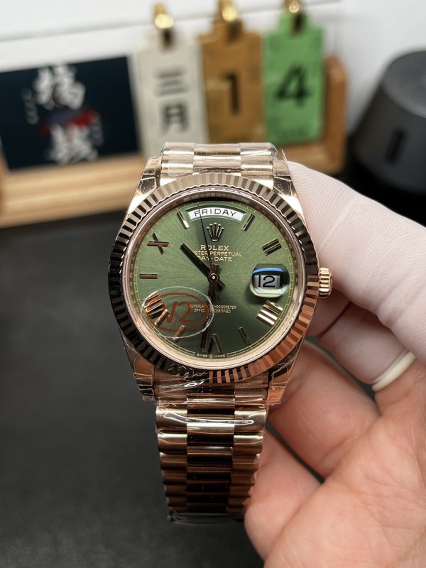 VSファクトリー製 (V2) ロレックス デイデイト 40mm ローズゴールド オリーブグリーン サンバースト ローマ文字盤 フルーテッドベゼル プレジデントブレスレット (228235) 1:1スーパークローン - 丹東3255ムーブメント搭載