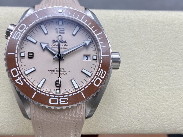 VSファクトリー製 オメガ シーマスター プラネットオーシャン 600M 43.5mm ベージュ文字盤 ブロンズ セラミックベゼル ベージュ ラバーストラップ (215.32.44.21.09.001) 1:1スーパークローン - 丹東8900ムーブメント搭載