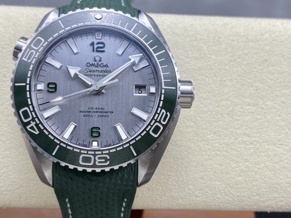 VSファクトリー製 オメガ シーマスター プラネットオーシャン 600M 43.5mm グレー文字盤 グリーン セラミックベゼル グリーン ラバーストラップ (215.32.44.21.06.001) 1:1スーパークローン - 丹東8900ムーブメント搭載