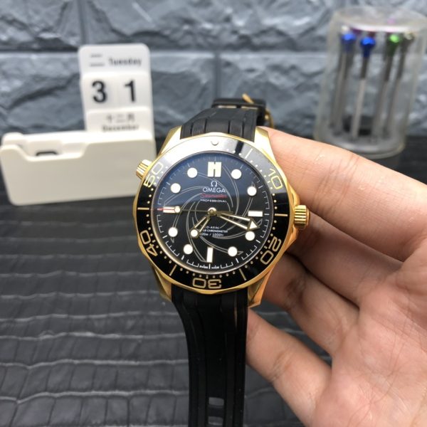 VSファクトリー製 オメガ シーマスター ダイバー300M 42mm ジェームズ・ボンド 50周年記念 18Kイエローゴールド (210.62.42.20.01.001) 1:1スーパークローン - 丹東8807ムーブメント搭載