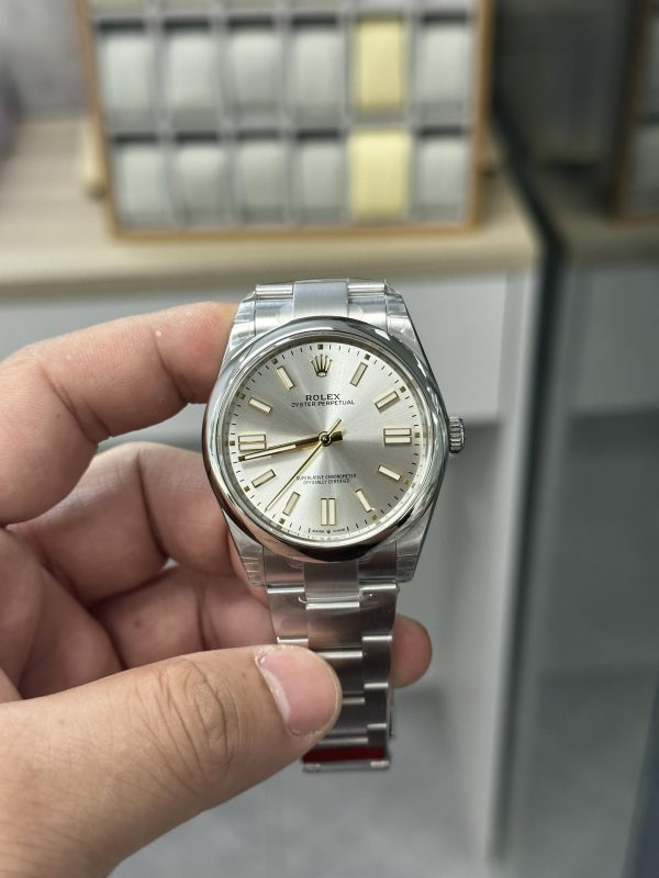 VSファクトリー製 ロレックス オイスター パーペチュアル 41mm シルバー サンバースト文字盤 (ゴールドアクセント) スムースベゼル オイスターブレスレット (124300) 1:1スーパークローン - 丹東3230ムーブメント搭載