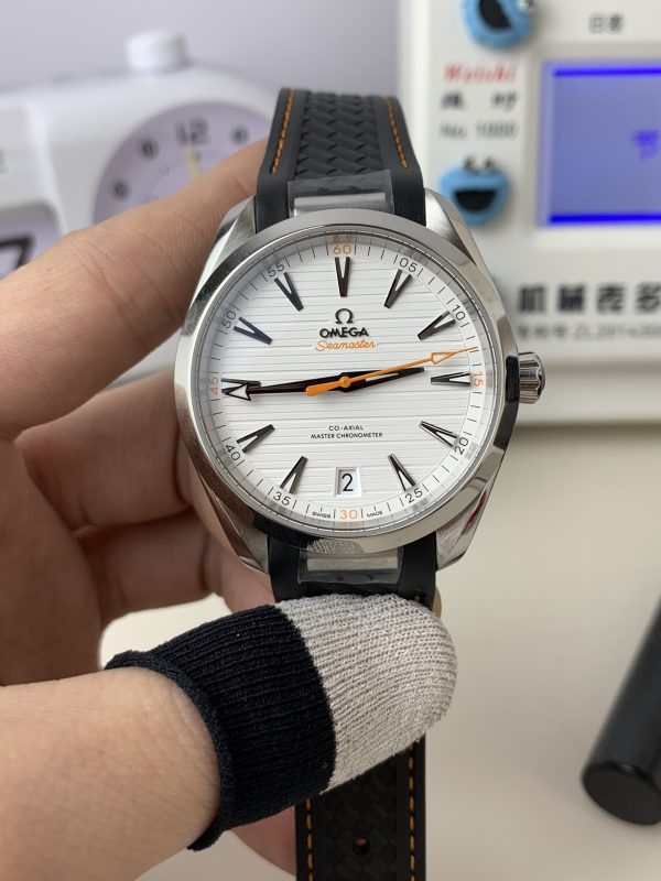 VSファクトリー製 オメガ シーマスター アクアテラ 150M 41mm ホワイト文字盤 Orange ラバーストラップ (220.12.41.21.02.002) 1:1スーパークローン - 丹東8900 ムーブメント搭載