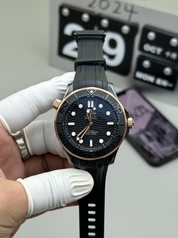 VSファクトリー製 オメガ シーマスター ダイバー300M 43.5mm ブラックセラミック＆セドナゴールド (210.62.44.20.01.001) 1:1スーパークローン - 丹東8806ムーブメント搭載
