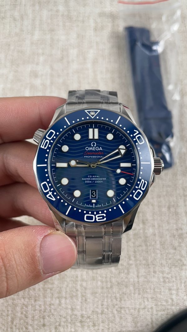 VSファクトリー製 オメガ シーマスター ダイバー300M 42mm ブルー ウェーブ文字盤 ブルー セラミックベゼル ステンレススチール ブレスレット (210.30.42.20.03.001) 1:1スーパークローン - 丹東8800ムーブメント搭載