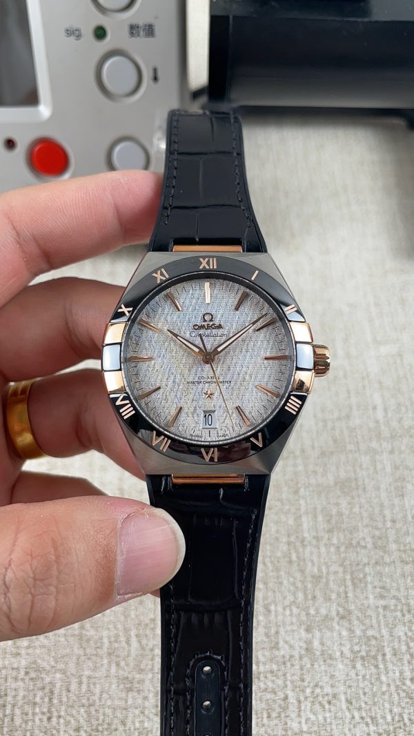 VSファクトリー製 オメガ コンステレーション 41mm ツートン 18Kセドナゴールド Black セラミックベゼル シルク文字盤 (131.23.41.21.06.002) 1:1スーパークローン - 丹東8900 ムーブメント搭載