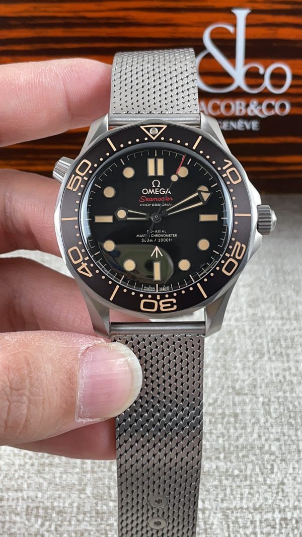 VSファクトリー製 オメガ シーマスター ダイバー300M 42mm 007エディション「ノー・タイム・トゥ・ダイ」 チタン Mesh (210.90.42.20.01.001) 1:1スーパークローン - 丹東8806 ムーブメント搭載