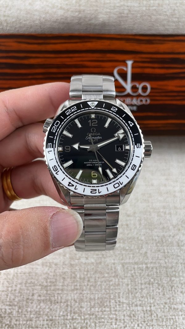 VSファクトリー製 オメガ シーマスター プラネットオーシャン 600M GMT 43.5mm 「太極 (Tai Chi)」 ブラック/ホワイト ベゼル (215.30.44.22.01.001) 1:1スーパークローン - 丹東8906 ムーブメント搭載