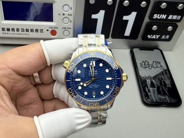 VSファクトリー製 オメガ シーマスター ダイバー300M 42mm ツートン 18Kイエローゴールド ブルー文字盤 (210.20.42.20.03.001) 1:1スーパークローン - 丹東8800ムーブメント搭載