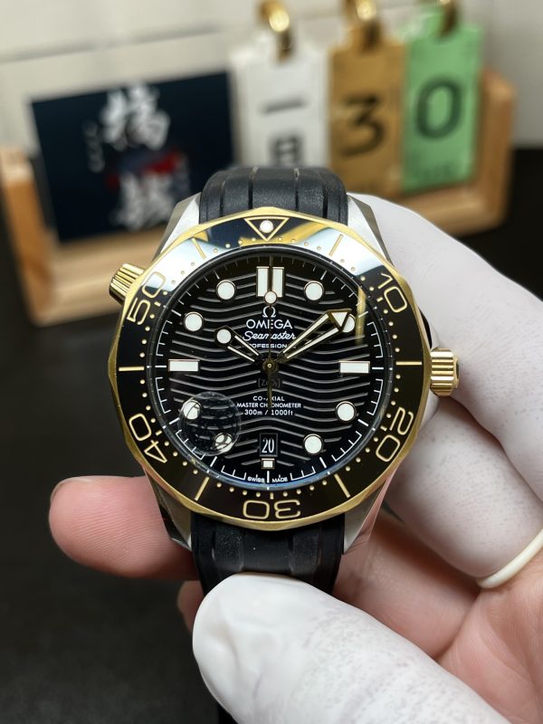 VSファクトリー製 オメガ シーマスター ダイバー300M 42mm ツートン 18Kイエローゴールド ブラック文字盤 (210.22.42.20.01.001) 1:1スーパークローン - 丹東8800ムーブメント搭載