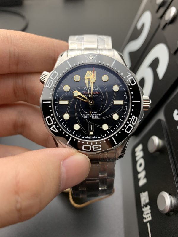 VSファクトリー製 オメガ シーマスター ダイバー 300M ジェームズ・ボンド 50周年記念 OHMSS 42mm ブラックガンバレル文字盤 ブラックセラミックベゼル ステンレススチールブレスレット (210.20.42.20.01.004) 1:1スーパークローン - DD8800ムーブメント搭載