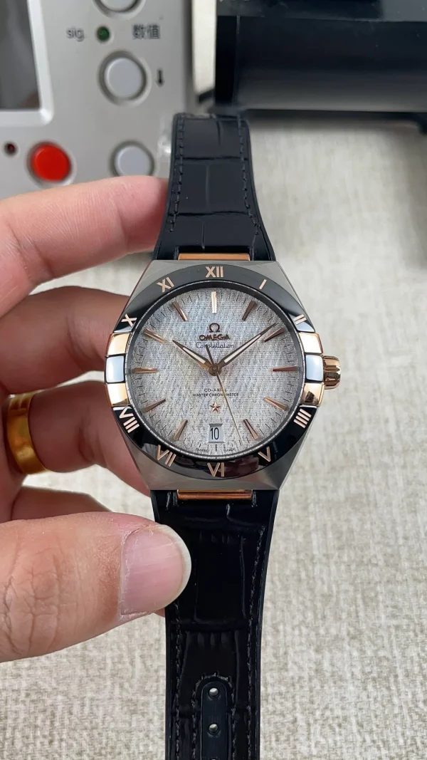 VSファクトリー製 オメガ コンステレーション 41mm シルクエンボス文字盤 セラミックベゼル レザーストラップ (131.23.41.21.06.002) 1:1スーパークローン - DD8900ムーブメント搭載
