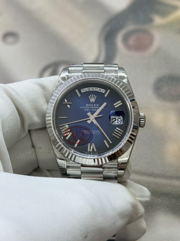 VSファクトリー製 (V2) ロレックス デイデイト 40mm ブルーグラデーション サンバースト ローマ文字盤 フルーテッドベゼル プレジデントブレスレット (228239) 1:1スーパークローン - 丹東3255ムーブメント搭載