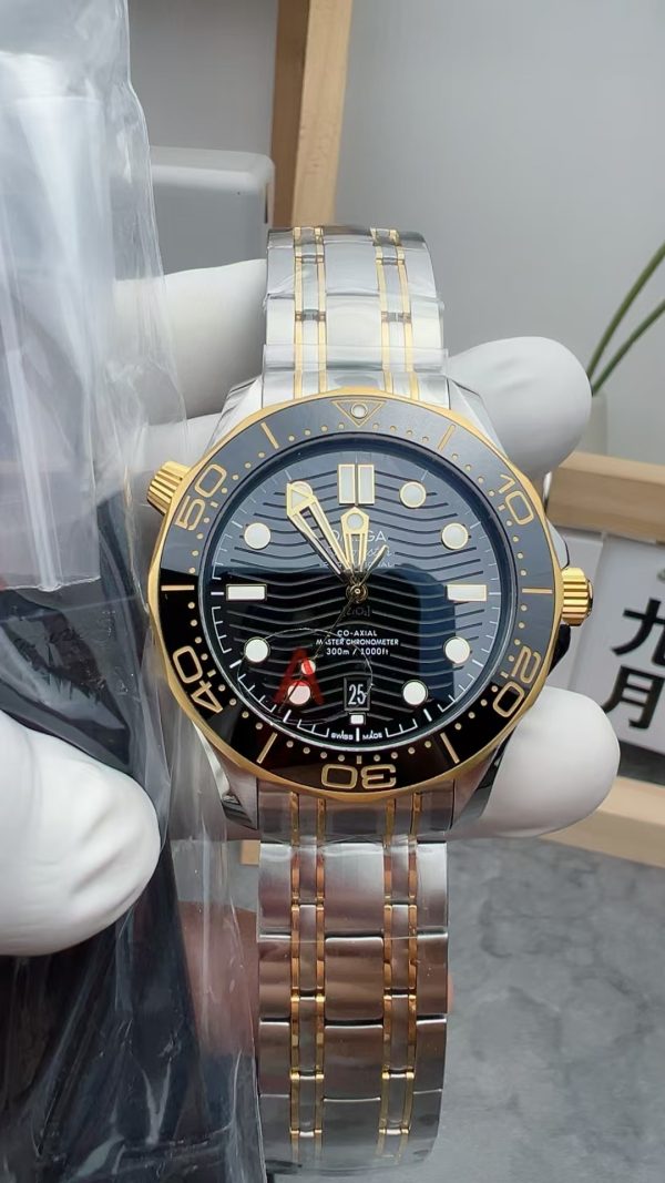 VSファクトリー製 オメガ シーマスター ダイバー300M 42mm ツートン 18Kイエローゴールド ブラック文字盤 (210.20.42.20.01.002) 1:1スーパークローン - 丹東8800ムーブメント搭載
